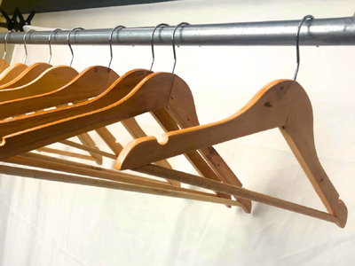 Si tenés perchas de madera viejas o rotas, no las tires: creá esta fabulosa mesa inspirada en la luna