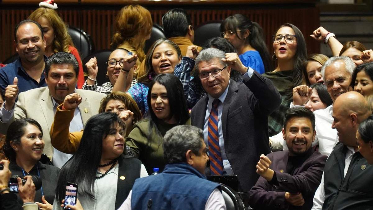 Ricardo Monreal con diputados de Morena