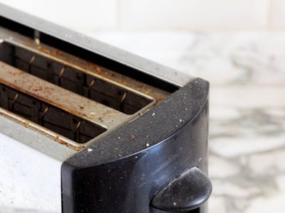 El truco perfecto para limpiar tu vieja tostadora sin arruinarla y en pocos minutos