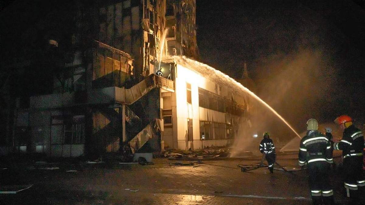En esta imagen proporcionada por el gobierno regional de Odesa, bomberos trabajan para extinguir un incendio en un hotel y un puerto marítimo tras el ataque de un cohete ruso en Odesa, Ucrania