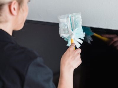 Con 4 ingredientes: el truco casero que elimina las marcas de huellas en vidrios y pantallas