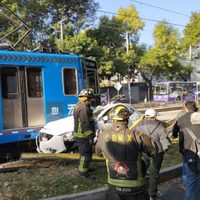 Tren ligero choca contra un auto en la estación Xomali, Tlalpan
