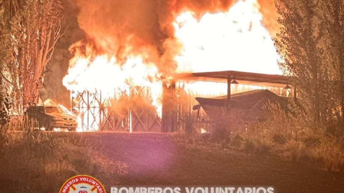 El devastador incendio consumió un galpón y todo lo que contenía en su interior. Fuente (Bomberos Voluntarios SMA)