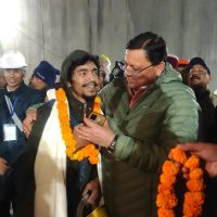 Rescatan a 41 trabajadores atrapados por derrumbe de túnel en India