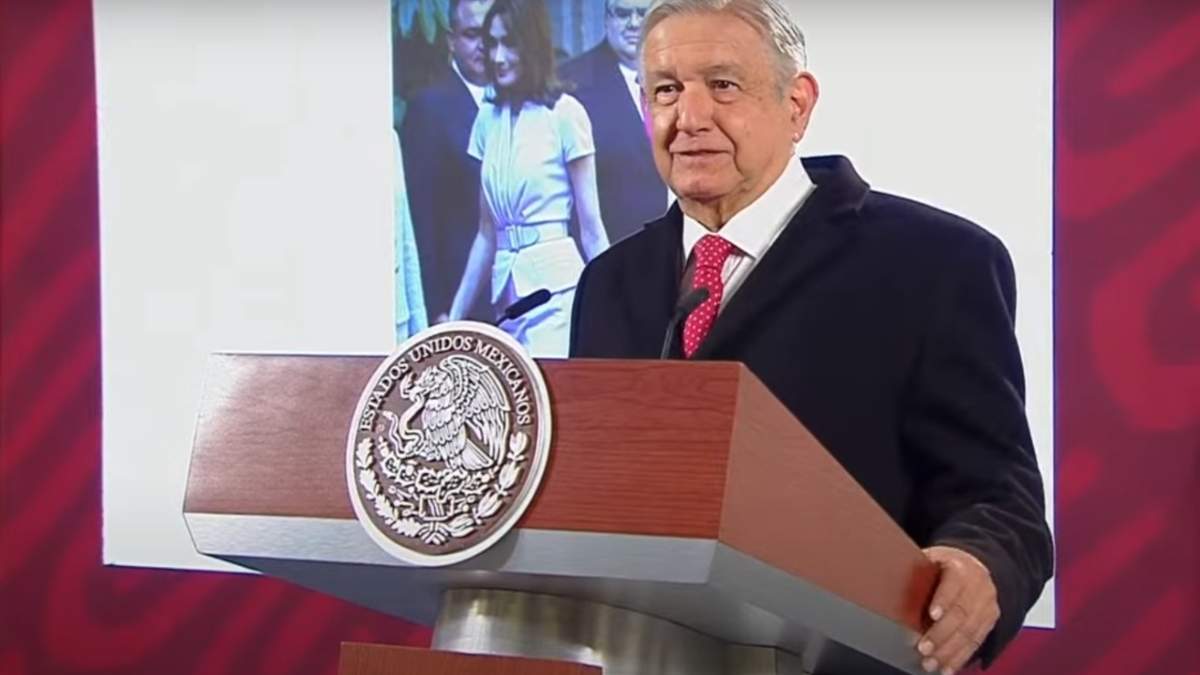 El presidente mostró la fotografía de García Luna mirando a Carla Bruni