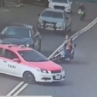Taxista da vuelta prohibida y choca a familia que iba en una motocicleta; uno murió (Video)