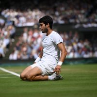 Carlos Alcaraz gana Wimbledon y derrota en juego épico a Novak Djokovic