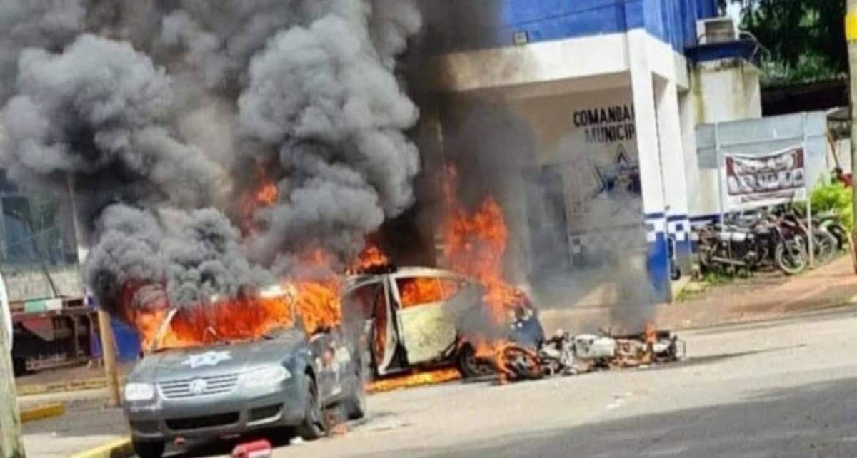 Dos patrullas, dos vehículos particulares y dos motocicletas fueron quemados