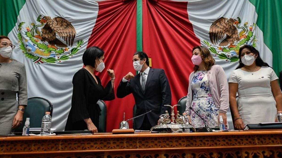 Rodrigo Jarque, secretario de Finanzas, en el pleno del Congreso de Edomex