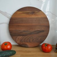 Con dos platos de madera y tapas de frascos, armá este genial proyecto para decorar tu mesa
