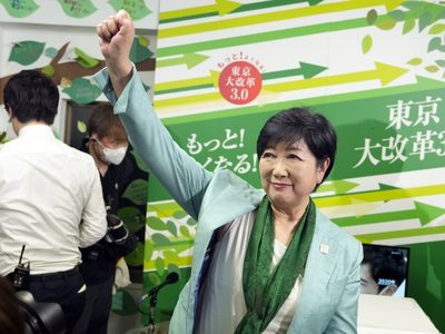 Gobernadora de Tokio que dio subsidios para el cuidado de niños gana tercer mandato