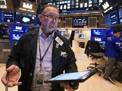 Wall Street cae y el petróleo sube mientras Trump insta a Irán a rendirse