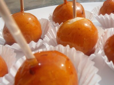Coquitos caramelizados: con pocos ingredientes, un postre fácil y rápido para quedar como un chef