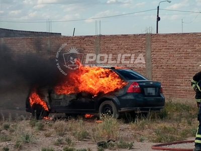 Acusaron a dos hombres que robaron un auto y al rato lo quemaron en Centenario