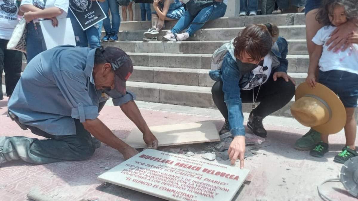 Activistas colocan la placa conmemorativa por Miroslava Breach