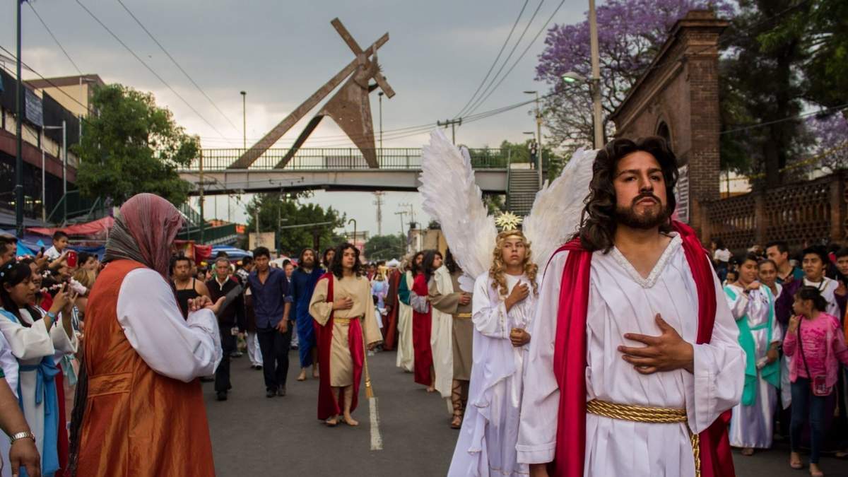 Nubarrones durante una celebración en Iztapalapa