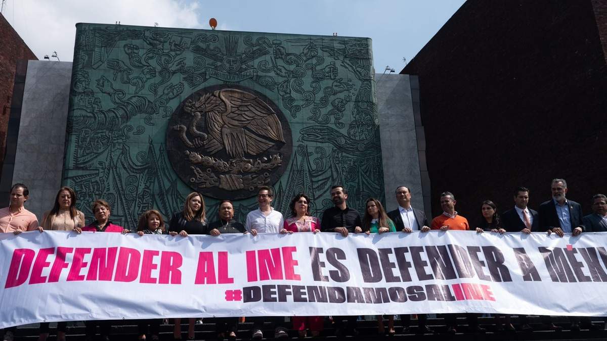 El grupo parlamentario de MC despliega una manta en defensa del INE, en San Lázaro