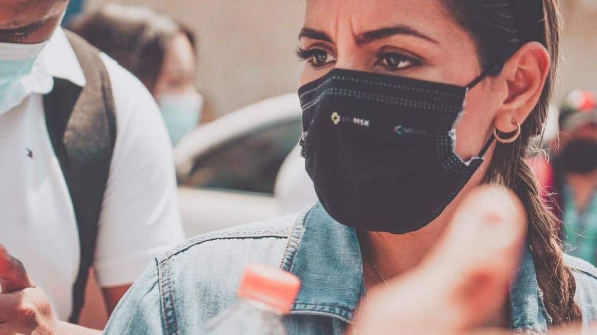 La hija del senador con licencia