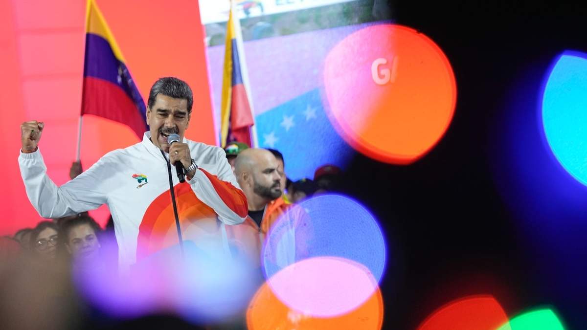 El presidente de Venezuela Nicolás Maduro se dirige a sus simpatizantes después de un referendo sobre el reclamo de su país sobre la región del Esequibo