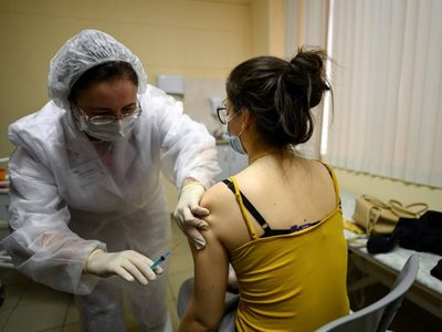 A primera hora y en simultáneo: cuándo comenzará a aplicarse la vacuna rusa