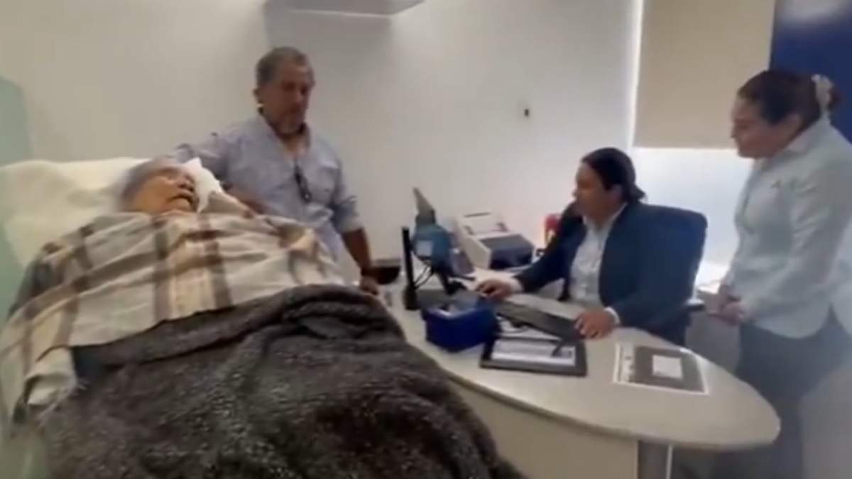 La mujer fue llevada en camilla a la sucursal bancaria por su hijo