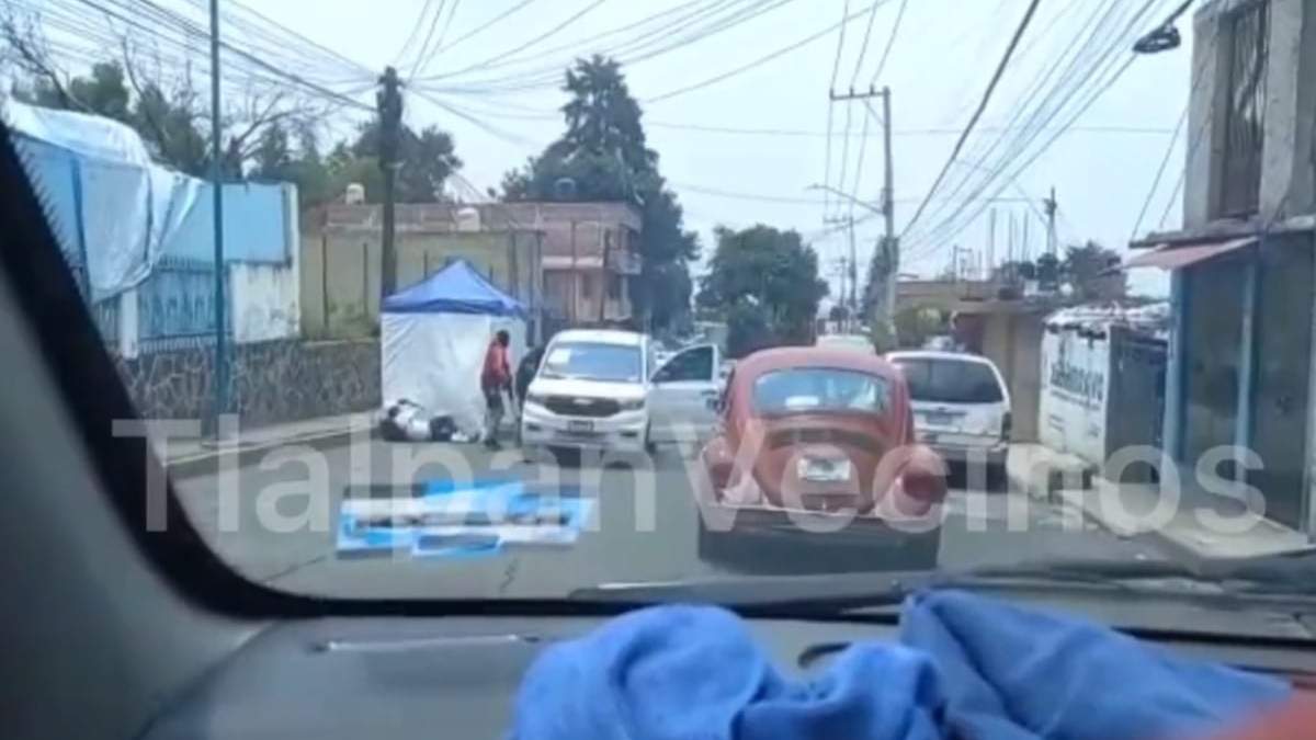 En el video se puede ver a un hombre en el piso y a sujetos armados secuestrando a otra persona