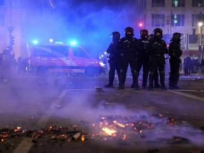 Gobierno alemán condena incidentes violentos en Nochevieja tras cientos de arrestos