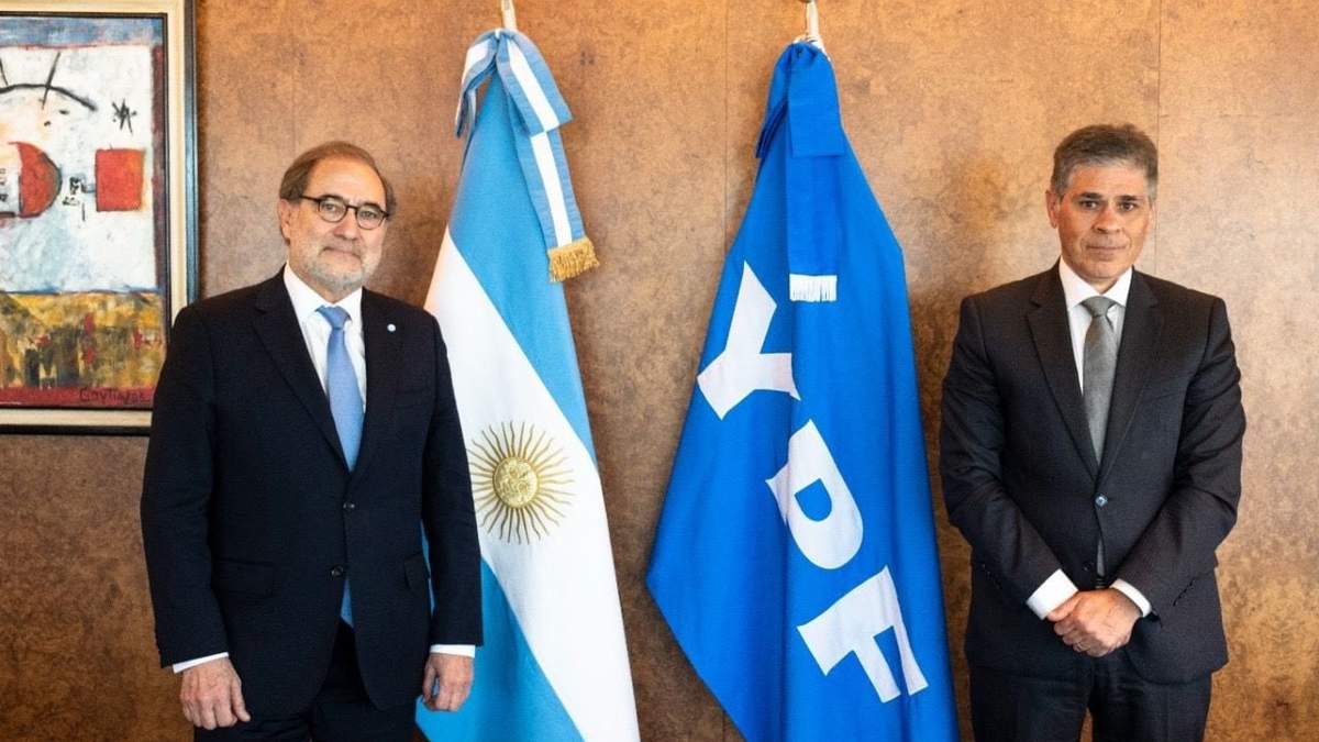 Jorge Argüello, embajador argentino en Estados Unidos, y Pablo González, presidente de YPF. Fuente: (Twitter)