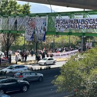 Bloquean Periférico Sur con "mega reta" de futbol contra “Mundial del despojo”
