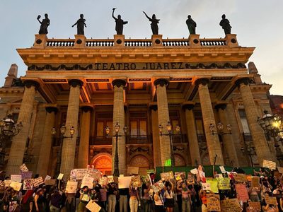 Marcha en Guanajuato termina con dos detenidos: hombre golpeó a mujeres que protestaban (Video)