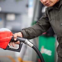 Liberalización de gasolinas pegará a inflación en 2017, alerta Banxico
