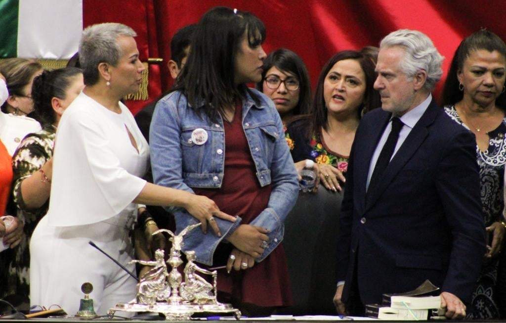 María Clemente García Moreno quitó a empujones a Santiago Creel