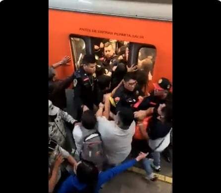 Pelea entre policías auxiliares y presuntos vagoneros en San Antonio Abad, de la L2 del Metro