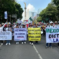 Estudiantes y trabajadores marchan en contra de la reforma judicial