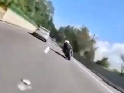 Momento en el que un motociclista choca y cae en la autopista México-Cuernavaca (Video)