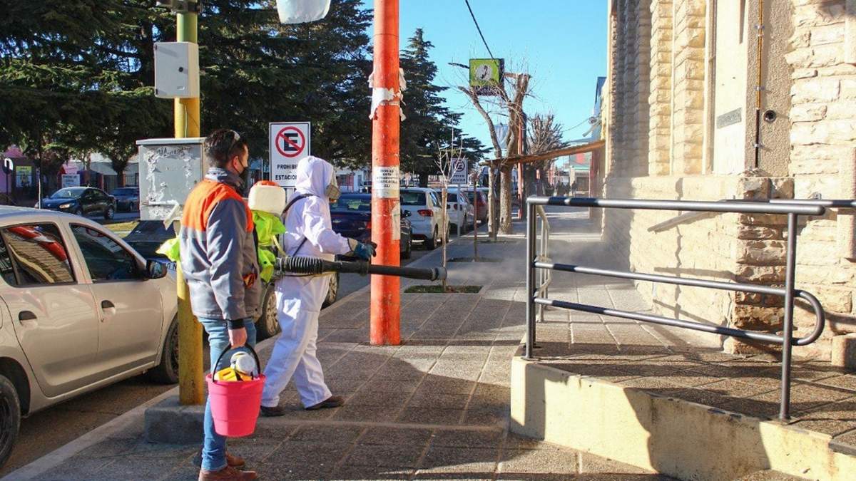 Personal municipal realizando tareas de desinfección en la tradicional esquina del Banco Nación en Zapala. Fuente: (Twitter)