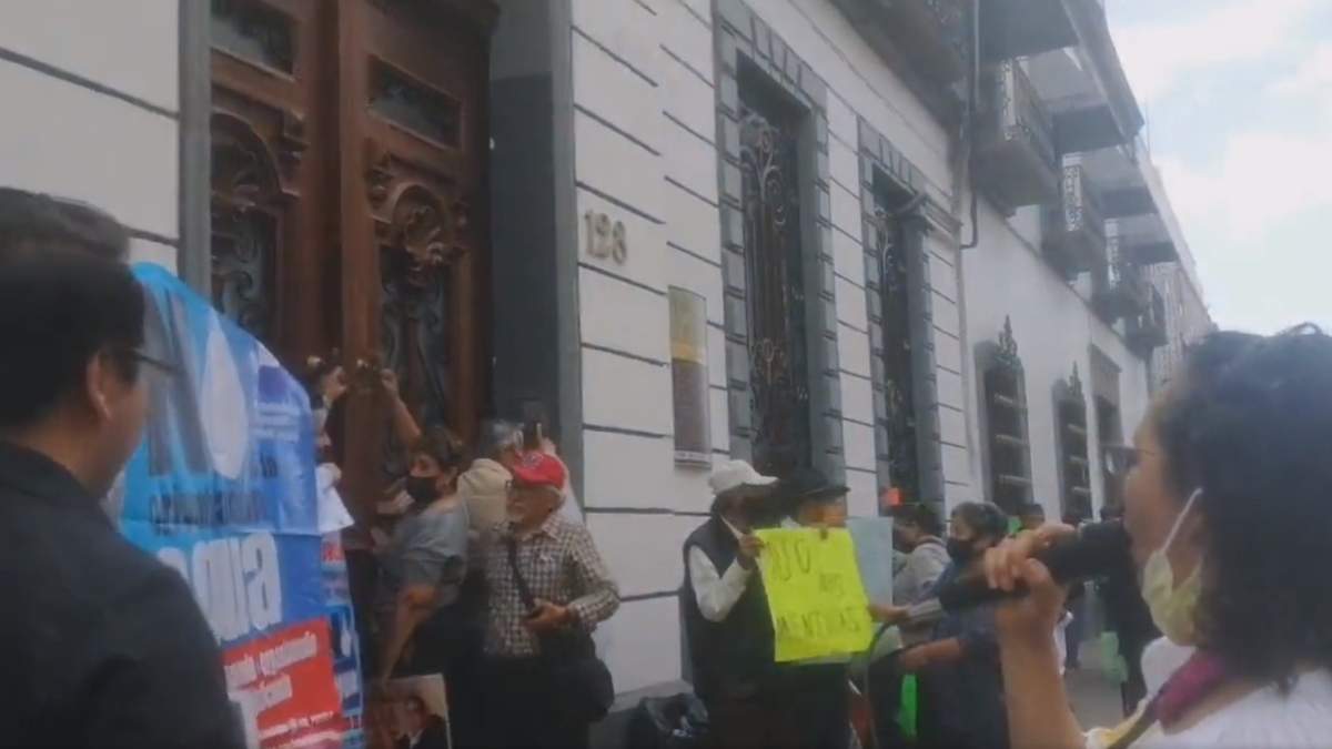 Protestas en el exterior del Congreso de Puebla