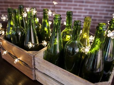 Con 1 botella de vino espumante y una lata vieja: creá el velador más canchero y con efecto madera