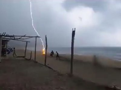 Captan cómo un rayo fulmina a una mujer y un hombre en una playa de Aquila, Michoacán