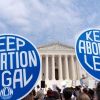 El presidente de la Corte de EU confirma que el borrador que tumba el derecho al aborto es auténtico