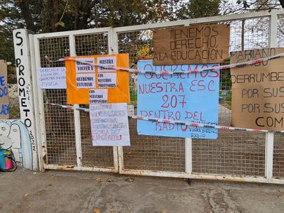 La comunidad de la Escuela 207 reclamó volver a tener clases y que el galpón incendiado sea derrumbado