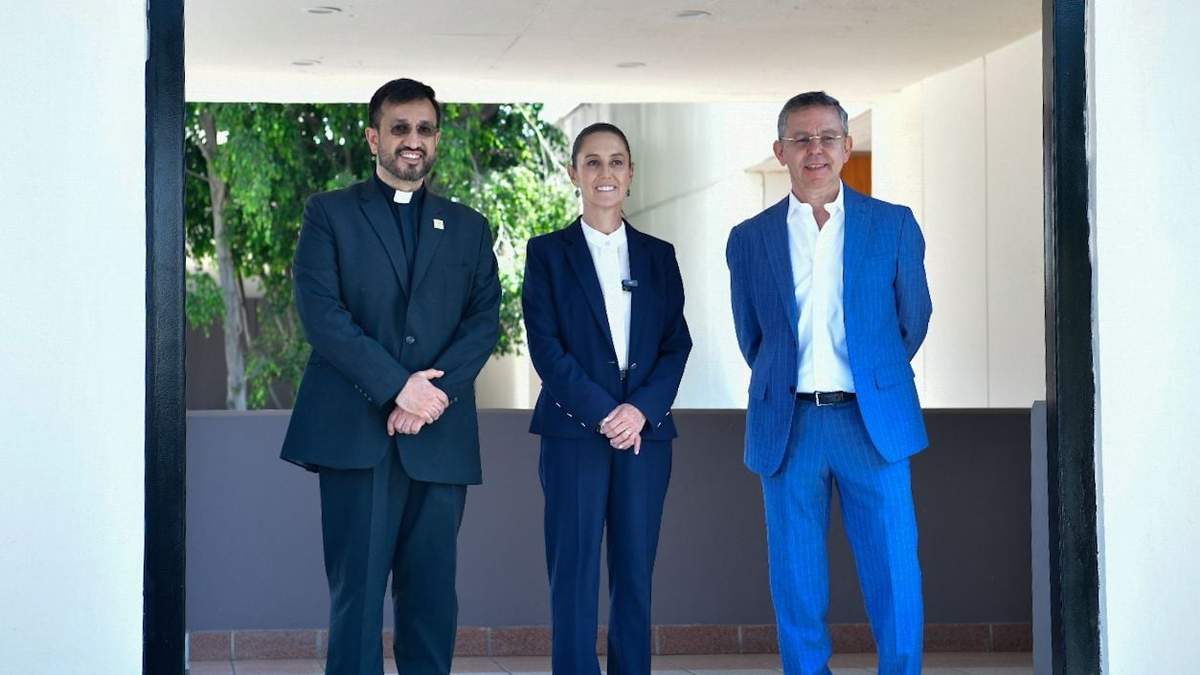 Claudia Sheinbaum, acompañada del padre Eduardo Aguilar, secretario ejecutivo de la Conferencia del Episcopado Mexicano, y César Yáñez, coordinador de agenda y giras de la candidata