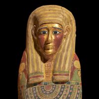 Encontraron una momia cubierta en oro en Egipto