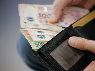 Indec: los salarios volvieron a perder con la inflación y quedaron casi un punto por debajo