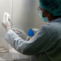 Moderna empezará mañana sus ensayos en fase 3 de la vacuna contra el coronavirus