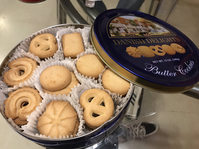 No tires las latas de galletitas y transformalas en una maceta rústica para las suculentas de tu patio