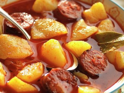 Papas con chorizo: vas a amar esta receta para disfrutar bien calentita en tu próxima cena
