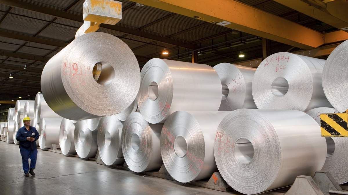 Trump eliminó todas las exenciones a los aranceles que ordenó en 2018 sobre los metales, además de aumentar los impuestos de importación sobre el aluminio
