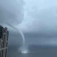 Al menos cinco muertos y 33 heridos dejó un tornado en la ciudad china de Guangzhou (Video)