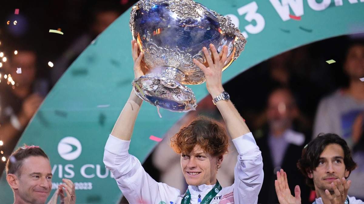 El italiano Jannik Sinner alza el trofeo de campeón
